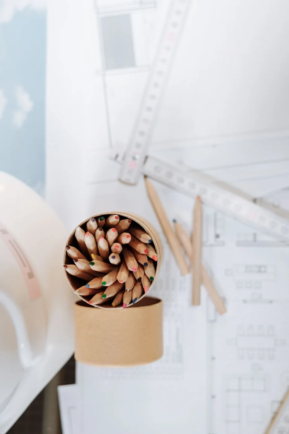 Potloden en schetsmateriaal op een lichte ontwerptafel